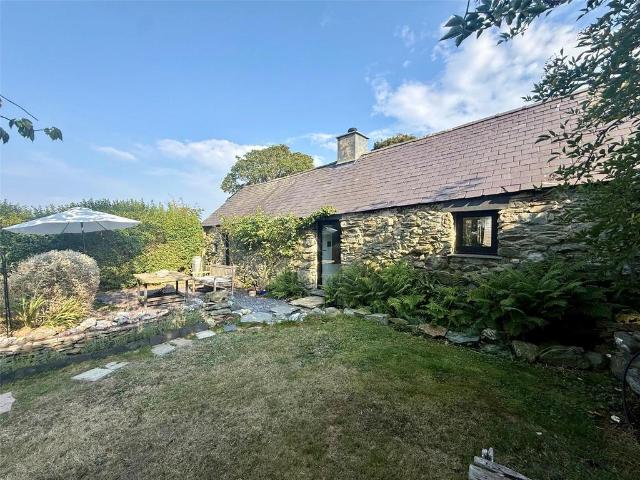 Bungalow for sale in Porth Amlwch, Wales
