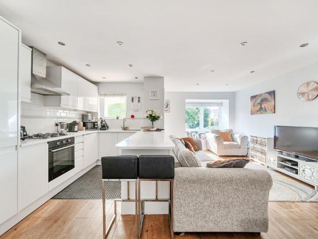 Bungalow for sale in Worcester Park, Greater London