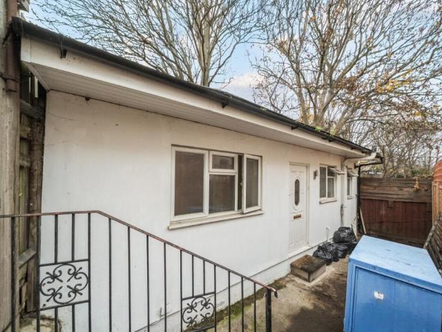 Bungalow for sale in London Borough of Lewisham, Ladywell