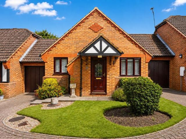 Bungalow for sale in How Wood, Five Acres