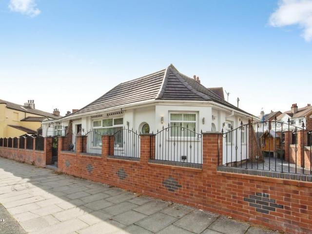 Bungalow for sale in Lower Bebington, Bebington
