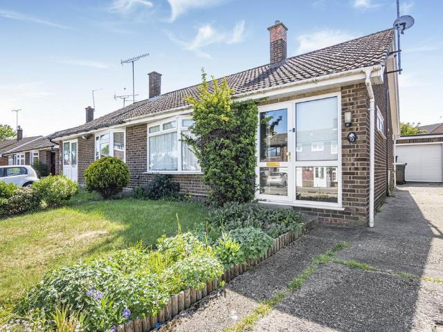 Bungalow for sale in Lambourne, Epping
