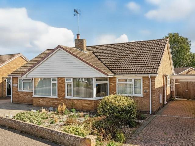 Bungalow for sale in Grove Park, Swale