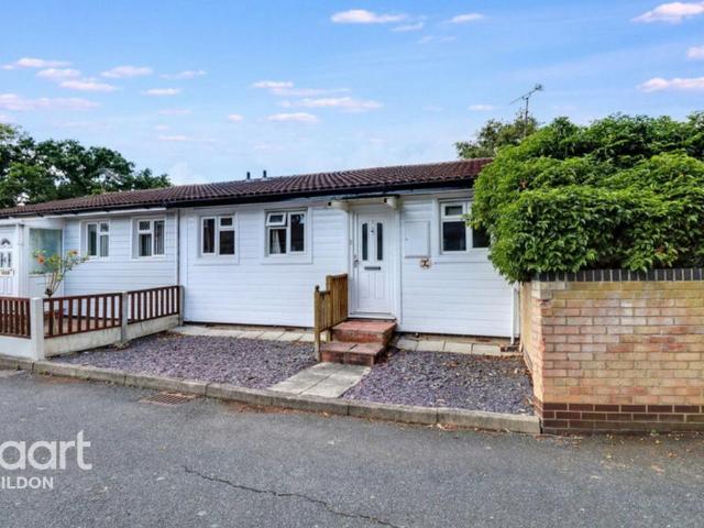 Bungalow for sale in Bowers Gifford, Essex