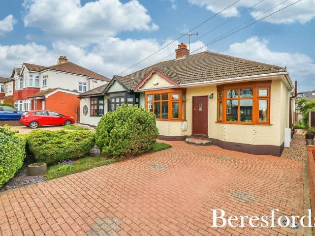 Bungalow for sale in Hornchurch, Greater London