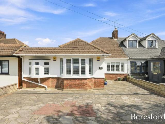 Bungalow for sale in Cranham, Greater London