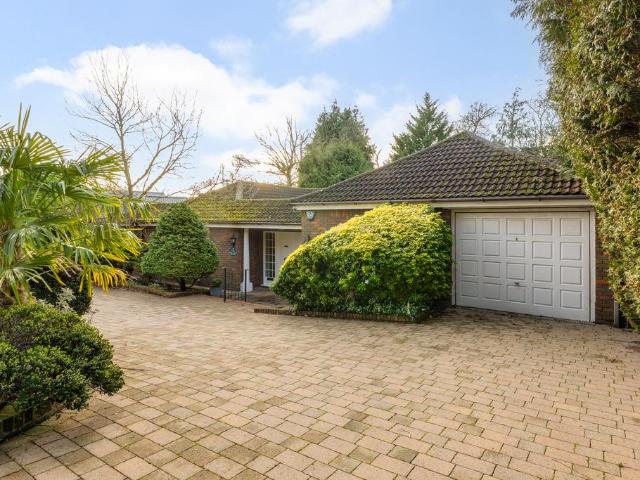 Bungalow for sale in Little Stanmore, Greater London