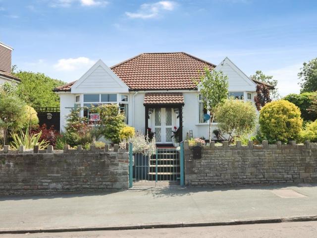 Bungalow for sale in Kingswood