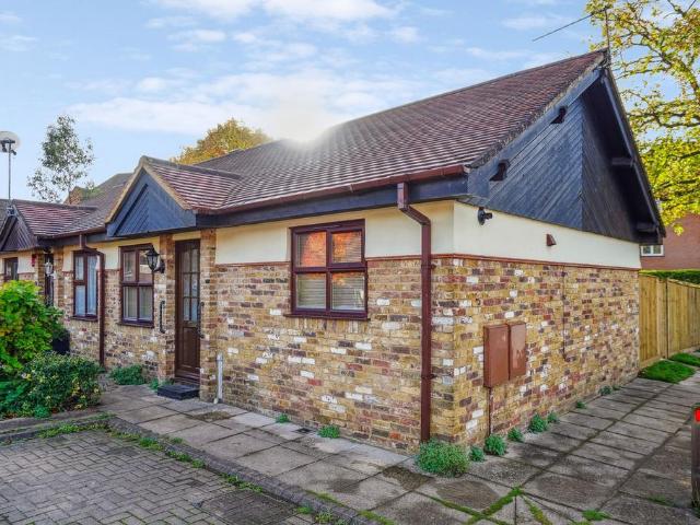 Bungalow for sale in Beaconsfield, Knotty Green