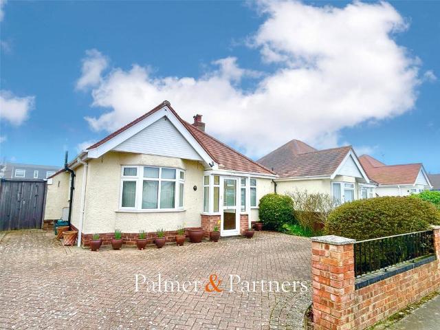 Bungalow for sale in Holland-on-Sea, Dale Hill