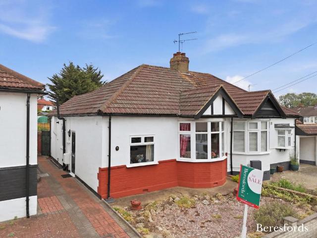 Bungalow for sale in Gidea Park, Greater London