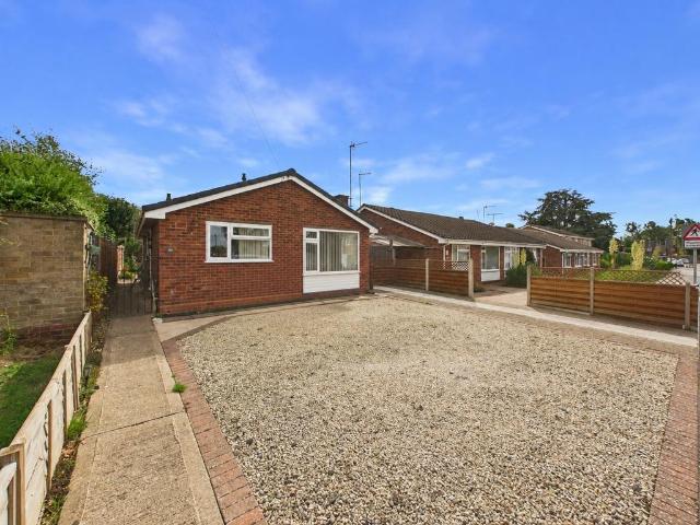 Bungalow for sale in Lower Wick, Worcestershire