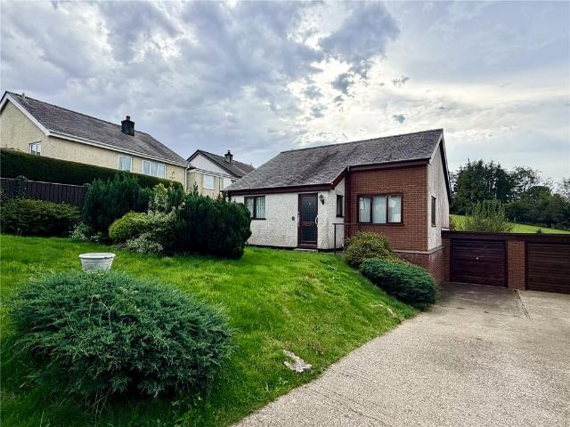 Bungalow for sale in Llanddeiniolen, Rhiwlas