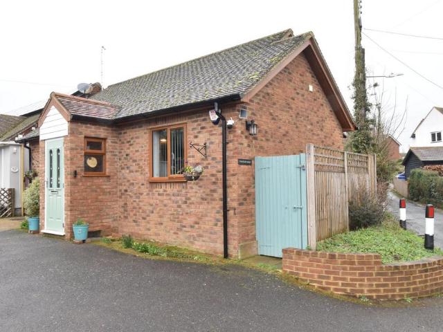 Bungalow for sale in Midway, Kent