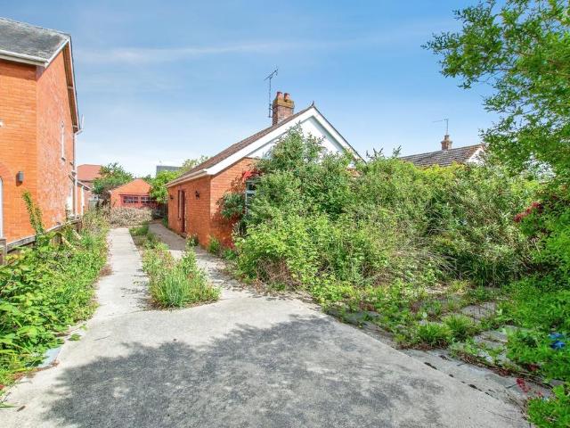 Bungalow for sale in Bladon Estate, Boston
