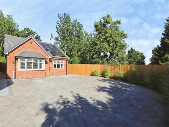 Bungalow for sale in Hoobrook, Rushock