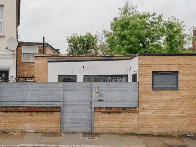 Bungalow for sale in Hornsey, Greater London