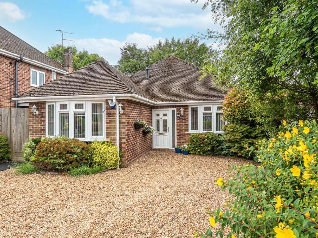 Bungalow for sale in Dunstable, Bedfordshire