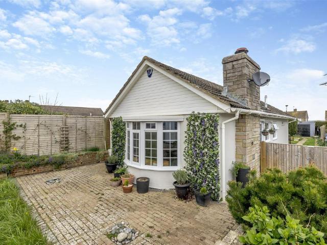 Bungalow for sale in Midway, Kent