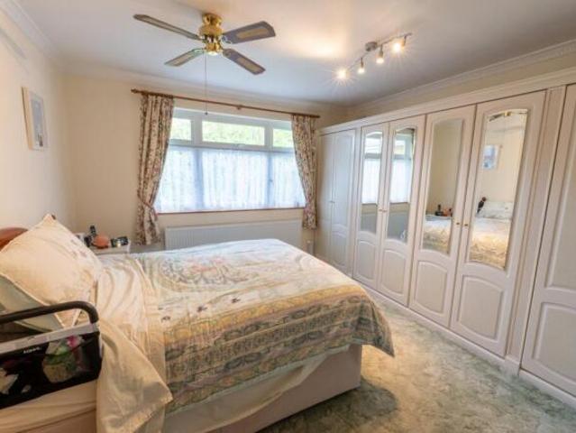 Bungalow for sale in London Borough of Croydon, Shirley