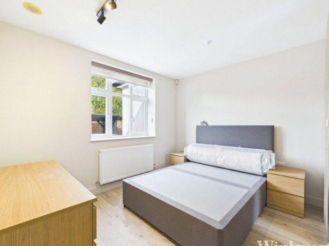 Bungalow for rent in Cat Hill, England