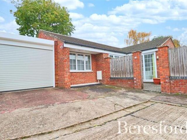 Bungalow for sale in Gidea Park, Greater London