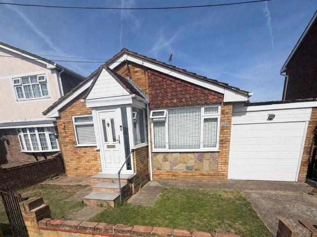 Bungalow for rent in Winter Gardens, Essex