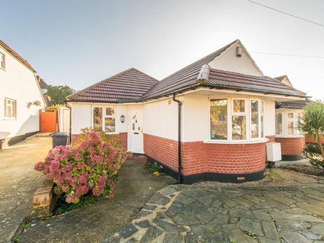 Bungalow for rent in High Barnet, Greater London