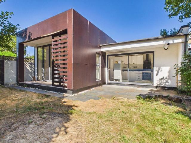 Bungalow for rent in Hampton Hill, Greater London