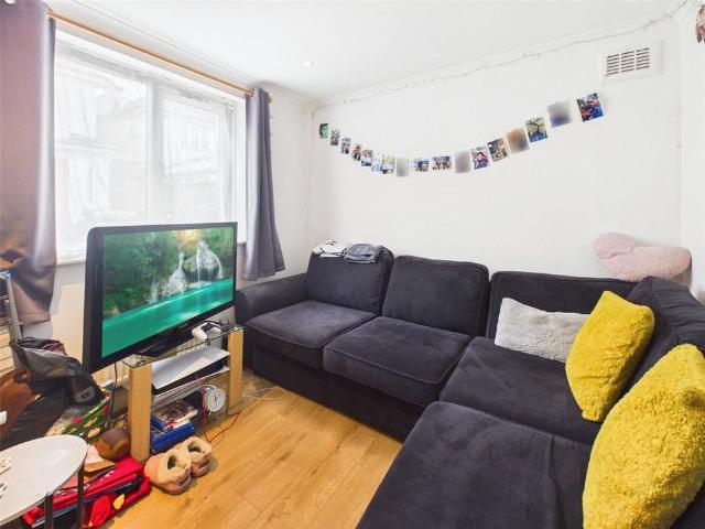 House for rent in Whitton, Greater London