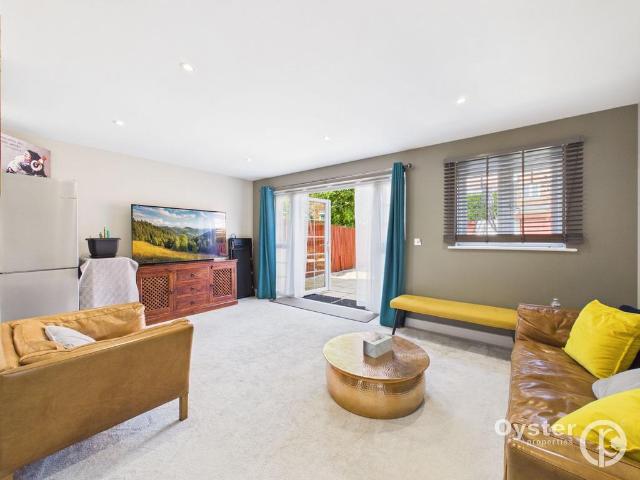 Bungalow for rent in Bushey, Bushey Heath