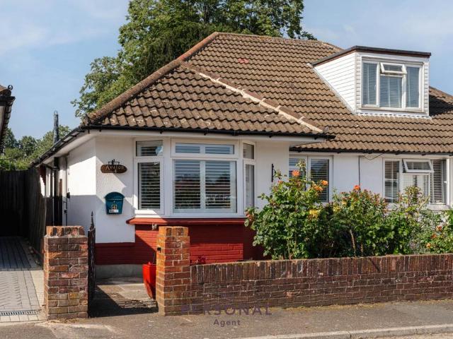 Bungalow for rent in Worcester Park, Greater London