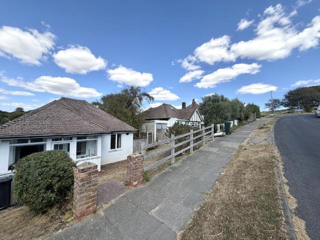 Bungalow for rent in Saltdean, Brighton & Hove