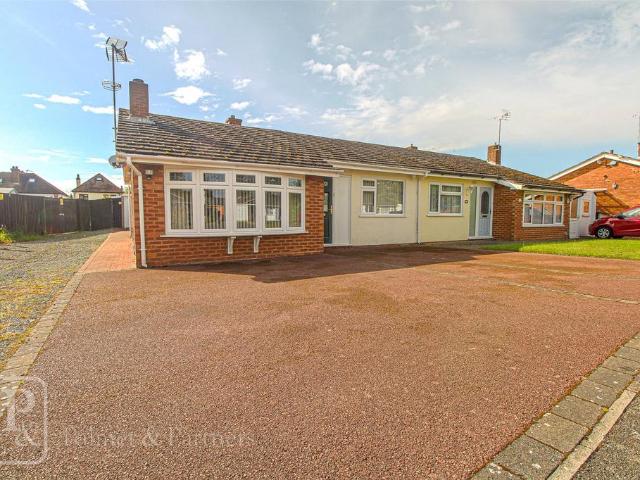 Bungalow for rent in Highwoods, Fordham Heath