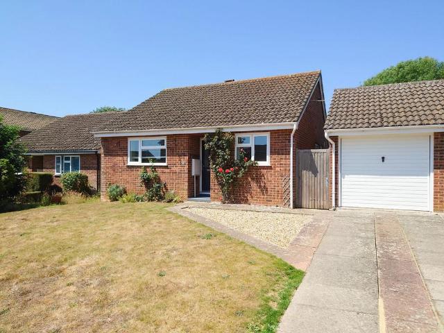 Bungalow for rent in Peacehaven, Iford