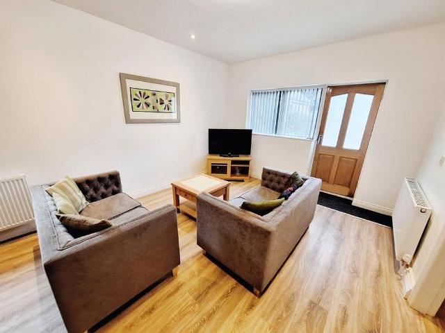 House for rent in Dixons Green, West Midlands