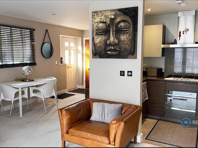 Bungalow for rent in Bushey, Bushey Heath