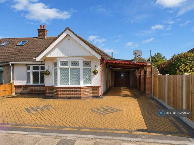 Bungalow for rent in Marks Gate, Greater London