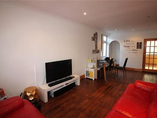 Bungalow for rent in London Borough of Ealing, Greenford