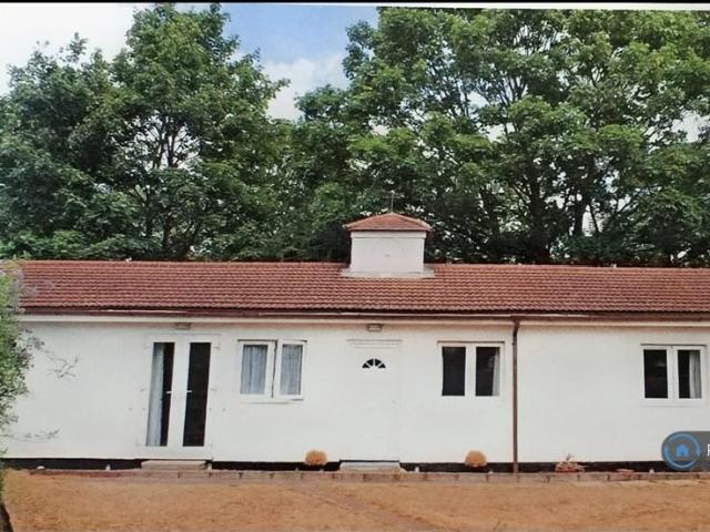 Bungalow for rent in Upper Elmers End, Greater London