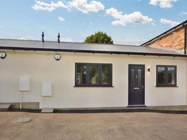 Bungalow for rent in Highfield, Pouchen End