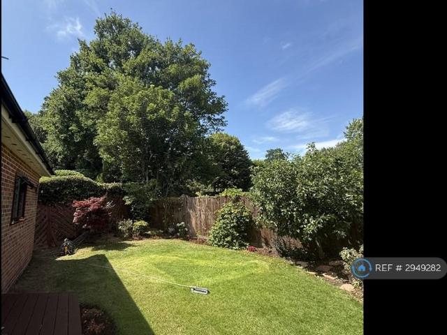 Bungalow for rent in Little Stanmore, Greater London