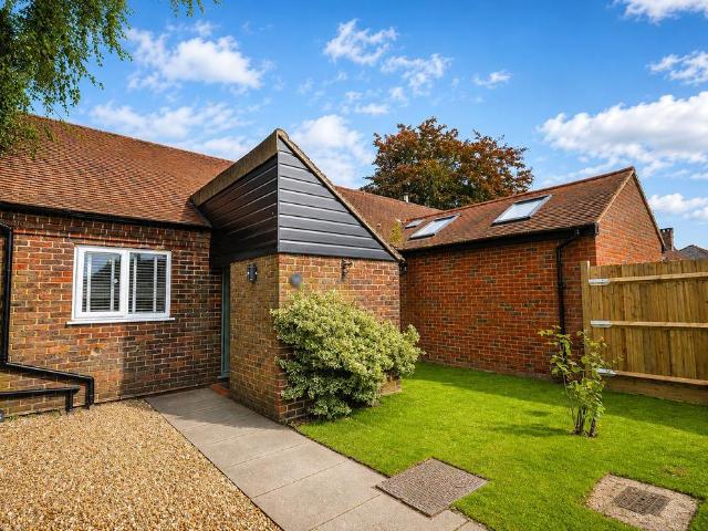 Bungalow for rent in Fole, Surrey