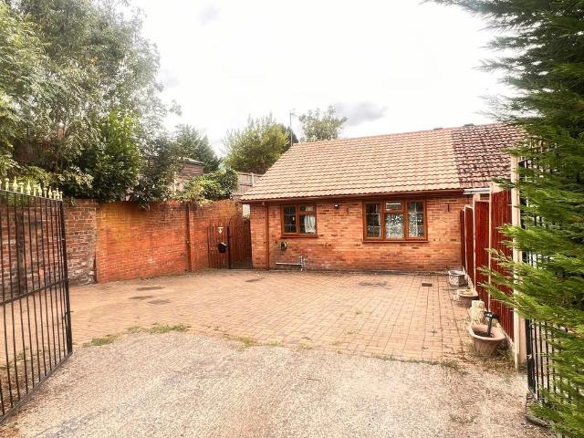 Bungalow for rent in Brierley Hill, West Midlands