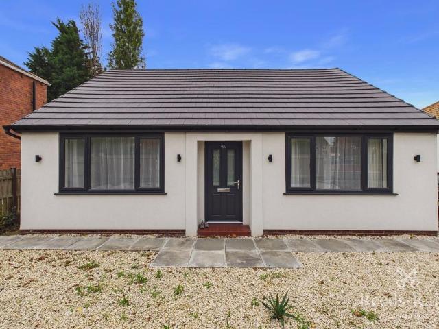 Bungalow for rent in Mickletown, Leeds