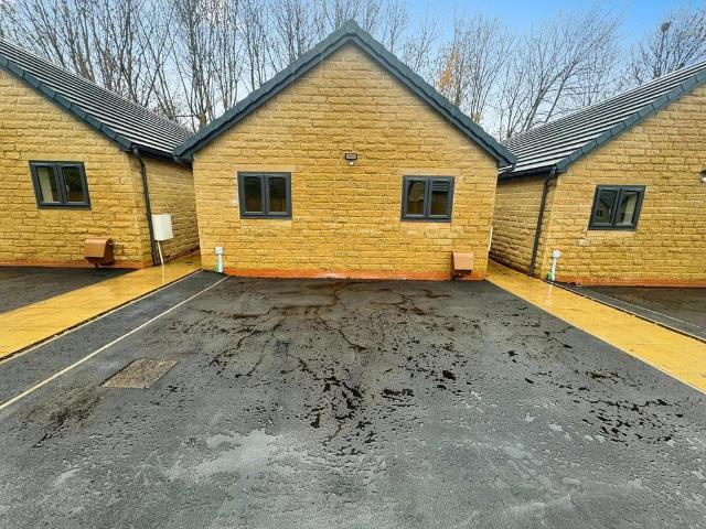 Bungalow for rent in Yews Hill, Kirklees