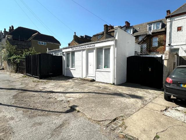 Bungalow for rent in Westbrook, Acol