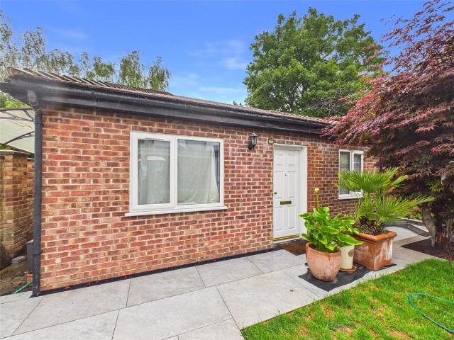 Bungalow for rent in St Margarets, Greater London