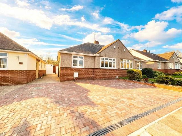 Bungalow for rent in Gidea Park, Greater London