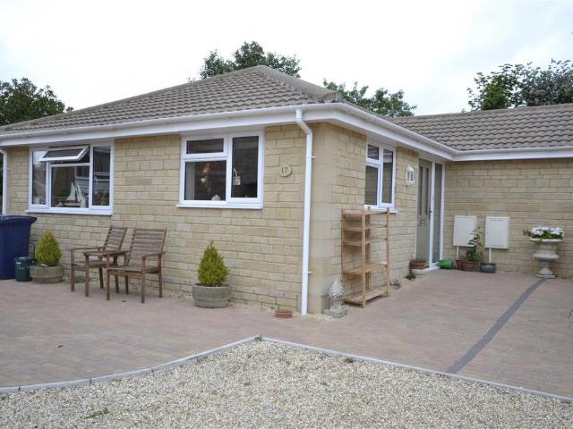 Bungalow for rent in Pamington, Gloucestershire
